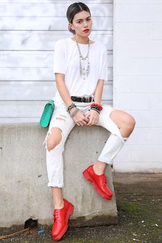 Without trying, she looks tres' chic! White t-shirt, white wholly jeans and poppin' red docs all tied together with the accessories. To make this look look perfect - It's the Necklace! Red Docs, Accessories To Make, Shoes Silver, Tomboy Outfits, Cheap Monday, Dr Martens Shoes, Silver Shoes, Tres Chic, Martens Shoes