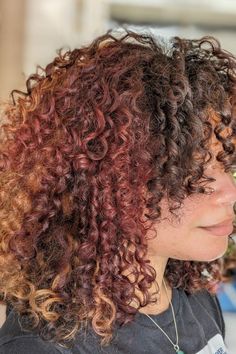 El pelo calicó no tiene por qué ser atrevido ni hacerte sentir que tienes una personalidad totalmente nueva. Mira cómo estos colores combinan de forma tan natural y bonita con los rizos naturales, dando como resultado un look suave y femenino que es perfecto.  // Crédito de la foto: instagram @eli.te_pelo Calico Locs, Calico Hair Color Curly, Calico Curly Hair, Curly Calico Hair, Calico Hair Curly, Calico Hair, Girl Hair Colors, Cute Hair Colors