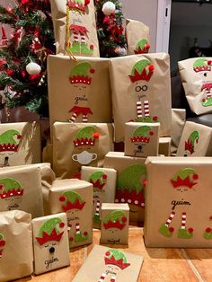 christmas presents are wrapped in brown paper and decorated with green and red designs on them