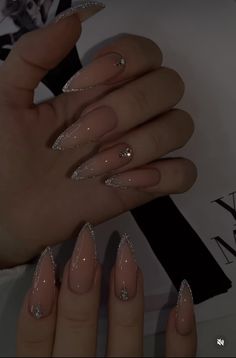 Almonds Shape Nails, Glam Nails Aesthetic, Prom Nails Acrylic Neutral, Pink And Silver Nails Prom, Birthday Nails Sparkle Classy, Natural And Silver Nails, Natural Stilleto Nail, Nails Acrylic Pointed, Classy Baddie Nails Almond