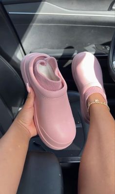 Pink Gym Shoes Outfit, Lauren Harvey Outfits, Swag Shoes Trendy, Every Day Shoes Women, Ugg Sandals Outfit Ideas, Cute Shoes That Go With Everything, Jelly Heels Outfit, Shoes For Black Women, Belize Fashion