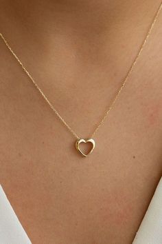 Daity Gold Jewelry, Cute Small Necklaces Jewelry, Simple Teen Jewelry, Promise Necklace For Her Simple, Cute Necklaces For Girlfriend Simple, Cute Simple Necklaces Gold, Small Heart Necklaces, Heary Necklace, Heart Gold Necklace