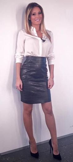 Women Office Attire, Rok Outfit, Shiny Skirts, Leather Skirt Outfit, Preppy Women, Satin Bluse, Black Leather Skirt, White Shirt Blouse, Business Outfits Women