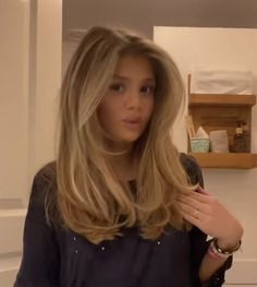 Layers Hair Mid Length, Flick Hair Hairstyles, Brunette Short Hair With Layers, Blonde Thick Hair Medium, Blown Out Bangs, Eloise Mumme Haircut, Long Layers Without Curtain Bangs, Mid Length Hair Blonde Straight, Sahar Dahi Hair