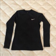 Nike Shirt Long Sleeve, Simple Shirts For Women, Work Out Shirts For Women, Cute Shirts For School, Nike Clothes Aesthetic, Nike Clothes Women, Nike Compression Shirt, Tight Fitted Shirt, Shirts For School