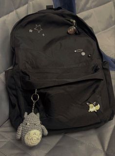 School Bag Inspo Aesthetic, School Bag Astethic, School Bag Aesthetic Grunge, Bag To School Aesthetic, Black Bag Aesthetic School, Black Backbag Aesthetic, Accessories For Backpacks, Backpack Pins Grunge, Bag Items Aesthetic