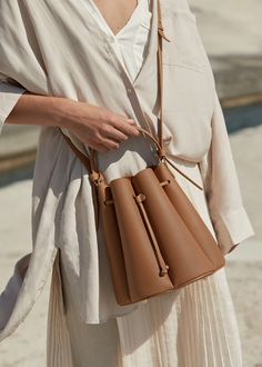 Polène | Bag - N°8 - Camel Polene Paris Bag, Bucket Bags Outfit, Purse Trends, Stylish Celebrities, Free Girl, Knot Dress, Elegant Bags, Crochet Purse Patterns, Purse Brands