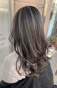 Light Streaks In Dark Hair, Mechas Color Beige, Dyed Highlights, Hair Inspo Highlights, Highlight Hair Ideas, Straight Hair Looks, Hair Color Ideas With Highlights, Hair Color With Highlights, Black Balayage