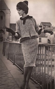 Femme Chic Fur 1962  Pierre Cardin Norman Parkinson, 1960 Fashion, Vogue Vintage, Fifties Fashion, Look Retro, Fashion 1950s, Vintage Suits, Retro Mode