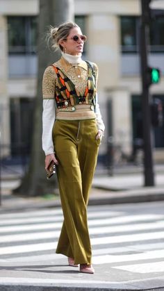 Layered Clothes Aesthetic, Layered Outfits Spring, Layer Clothes, Grunge Dress, Layered Fashion, Layering Outfits, Fashion Weeks, Green Pants