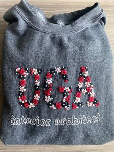 Hand Embroider Sweatshirts, Hand Embroidery Sweatshirt, Sweatshirt Embroidery Ideas, Hand Embroidered Sweatshirt, Embroidery Crewneck, College Sorority, Diy Sweatshirt, Embroidery Sweater, Stitch Gift