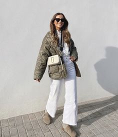 Green Puffy Jacket, Istanbul Outfits, Mercedes Sierra, Ootd Office, Olive Green Outfit, Winter Vacation Outfits, Off White Pants, White Jeans Outfit, Outfit Primavera