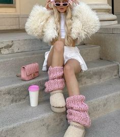 Pink winter outifit cute pink girly coquette outfits uggs with bows pink leg warmers ugg boots ugg slippers Aesthetic Boots Outfit, Leg Warmer Outfit, Boots Outfit For Women, Ugg Outfits, Uggs Outfits, Outfit With Uggs, Uggs With Bows, Cute Thanksgiving Outfits, Look Rose