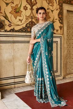 भारतीय दुल्हन संबंधी, Nice Suits, White Sari, Indian Closet, Character Wardrobe, Saree Painting, Anita Dongre, Sari Blouse Designs