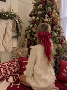 Photo Ideas For Christmas, Christmas That Girl Aesthetic, Christmas Vibes Outfit, Christmas And Winter Aesthetic, Cute Christmas Pics Aesthetic, Christmas Holiday Aesthetic, Christmas Hair Aesthetic, Christmas Hairstyles Aesthetic, Christmas Instagram Aesthetic