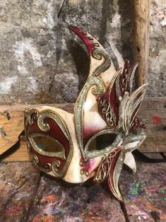 Antifaz elegante pintado con colores plateados y decorado con formas de pétalos Máscara de carnaval veneciana hecha a mano - Etsy Argentina Spanish Mask, Venice Mask, Venetian Carnival Masks, Venetian Carnival, Carnival Mask, Mask Painting, Costume Masks, Carnival Masks, Craft Stuff