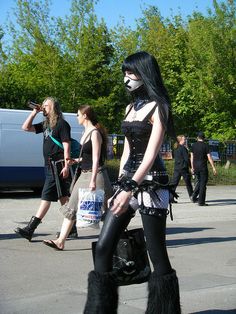 Shadow Bites at an event looking extra skim but simplicity is best with Cyber-Goth outfits, here she looks great! Rave Fit, Goth Fits, Gothic Mode, Goth Rave, Rave Fits, Rave Girl, Halloween 3, Alt Outfits, New Rock