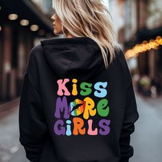 This adorable hoodie is not only cozy, but also a great way to spread a positive message that you can carry out into the world. Here are the highlights: Material: This hoodie offers a "buttery soft" wearing comfort, 50% cotton and 50% polyester Design: There is a happy, colorful message on the back. Feel free, feel good. Make a statement and contribute to more freedom and acceptance. Wear it with pride and have a positive impact on the people around you. Pride Hoodie, Rainbow Sweater, Feel Good, Art Collection, Wear It, Highlights, Gender Neutral, Bathing Beauties, Kiss