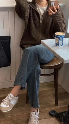 A Cup Of Coffee, Fall Aesthetic, Winter Mode, Clean Girl, Outfit Inspo Fall, Mode Vintage, Mode Inspiration