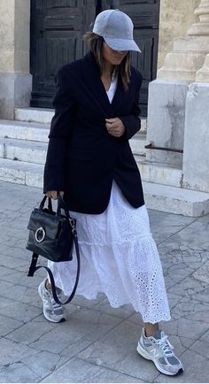 Maxi Skirt Street Style 2023, Denim Maxi Skirt Street Style, White Skirt Street Style, White Maxi Skirt Street Style, Cargo Maxi Skirt Street Style, Rok Outfit, Womens Trendy Dresses, Stylish Fall Outfits, Autumn Outfit