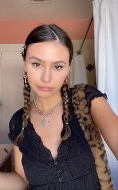 Y2k Cornrows, Cute Bobby Pin Hairstyles, Pin Hairstyles, Hairstyles Y2k, Cornrows With Beads, Heart Necklace Tiffany, Face Pose, Y2k Hairstyles, Bobby Pin Hairstyles