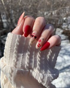 Taylor Swift Nails: 30 Album Inspired Looks For The Different Eras Eras Nails, Bolo Taylor Swift, Swift Nails, Taylor Swift Makeup, Taylor Swift 22, Red Nail Designs, White Nail Polish