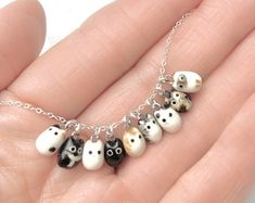 قلادات متدلية, Tiny Cats, Cat Mom Gifts, Ceramic Pendant, Funky Jewelry, Diy Clay Crafts, Cat Jewelry