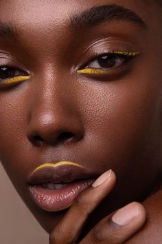 Mekap Mata, Yellow Makeup, Male Makeup, Gold Makeup, Creative Eye Makeup, Eye Makeup Art, Dark Skin Makeup, Makeup Photography