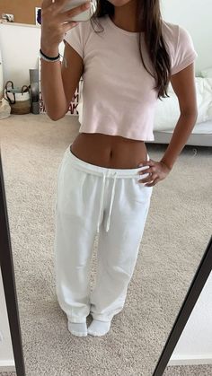 Basic School Fits, Cool Sweatpants, Sweatpants Outfit Ideas, Sweatpants Outfits, Simple Outfits For School, Cozy Sweatpants, Mode Zara, Baggy Sweatpants, Skandinavian Fashion