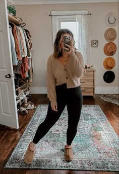 Everyday Casual Outfits At Home, Stay At Home Mom Style Fall, Joanna Gaines Outfits Fall, Fall Outfits Stay At Home Mom, Mom Capsule Wardrobe 2023, Trendy Mom Outfits Fall 2023, Casual Errands Outfit, Outfit Inspo Comfy, Outfit Capsule Wardrobe