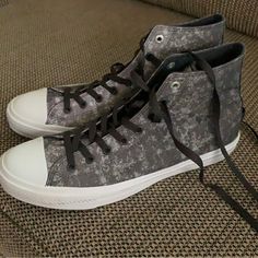 Size 10.5 Never Worn Camo Converse, Converse All Star Mens, All Black Converse, Mens Converse, Bird Shoes, Red And Black Shoes, Converse Vintage, Converse Star Player, Black High Top Converse