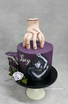 Wednesday Addams Thing Cake, Thing Cake Wednesday, Wednesday Birthday Decorations, Wensday Cake Ideas, Wednesday Cake Ideas, Wensday Cake, Wednesday Cookies, Wednesday Birthday Cake, Spooky Food Ideas