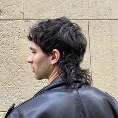 Wolf Cut Men Curly, 80s Mens Hair, Mens Wolf Cut, Wolf Cut Curly Hair, Wolf Cut Men, Rat Tail Haircut, Short Medium Layered Haircuts, Curly Wolf Cut, Wolf Cut Hairstyle