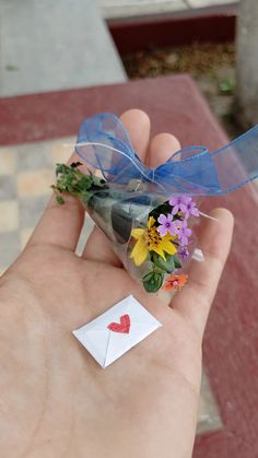 Flores mini de colores
Carta mini pa mi novio Mini Gift Ideas Friends, Mini Bouquet Flowers, Gift Snap, Mini Bouquet, Diy Gift Set, Gift Inspo, Cadeau Photo, Paper Craft Ideas, Flower Therapy