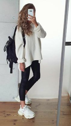 Travelwear For Women, Black Jeans Outfit Ideas, Jeans Outfit Ideas, Look Legging, Mode Tips, Black Jeans Outfit, Fashion Mistakes, Jeans Outfit, Casual Winter Outfits