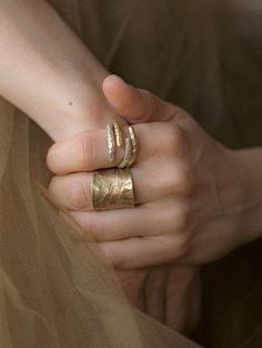 Cordon Ring A thick brass or sterling silver thread hammered by hand wrapped around your finger. Its texture bears the marks left by each hammer blow.                Each piece is made by hand and may present some variations with the picture displayed. The creation of each piece is a lengthy process and we do not always have stock of all products. Therefore, the delivery time can take up to 30 days depending on the item you choose. Ask to know the pieces that are in stock and ready to be delivered!  Some pieces can be modified. Let me know if you wish to adjust this piece. Hand Forged Open Ring For Everyday Wear, Minimalist Hand Forged Wide Band Jewelry, Everyday Hammered Open Ring, Hand Forged Open Ring Jewelry For Everyday, Minimalist Hammered Wide Band Jewelry, Unique Hammered Rings For Everyday Wear, Hammered Open Wide Band Promise Ring, Hand Forged Brass Open Ring, Everyday Hammered Wide Band Jewelry