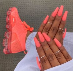 Unghie Estive Corallo: le più belle e particolari - Carol Pomme Coloured Acrylic Nails, Neon Coral Nails, Nails Guide, Bright Summer Acrylic Nails, Neon Summer, French Pedicure, Coral Nails, Summer Manicure