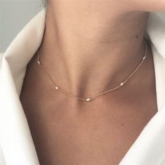 Woman with white blouse wearing 14K Gold Filled Single Pearl Pattern Necklace. Elegant 14k Gold Pearl Necklace, Classic 14k Gold Necklace With Elegant Design, Formal 14k Gold Choker Jewelry, Dainty 14k Gold Necklaces For Party, Dainty 14k Gold Necklace For Party, Elegant Gold Jewelry With Pearl Chain, Elegant Rose Gold Pearl Necklace With Delicate Chain, 14k Gold Pearl Necklace For Anniversary, Classic 14k Gold Clavicle Chain Jewelry