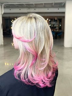 #blondhair #blondhair #balayage #highlights #pinkhair #pinkhair Blond With Pink Tips, Pink And Blonde Split Hair, Blonde Hair With Different Colors, Short Blonde Hair Pink Tips, Blond Hair Pink Tips, Pink Frosted Tips Hair, Platinum Hair With Pink Highlights, Blond And Colored Hair, Blonde With Fun Colors