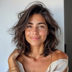 Medium Short Haircut With Layers, Shoulder Length Messy Hair, Short Brunette Wavy Hair, Short Haircut Women Layers, Brunette Shoulder Length Hair Layers, Layered Collarbone Length Hair, Undone Bob Haircuts, Tousled Bob Medium Length, Long Layered Medium Length Hair