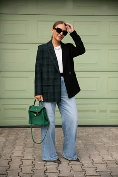 Classic Plaid Blazer, Spring Outfits Street Style, Plaid Blazer Outfit, Oversized White Shirt, Woman In Suit, Chic Business Casual, Office Chic