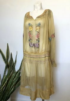 1920s Dress Vintage, Woman Wardrobe, 1920s Clothing, Vintage Evening Dresses, The Pleiades, 1920's Fashion, 1930s Dress, 30s Fashion, Keyhole Neck