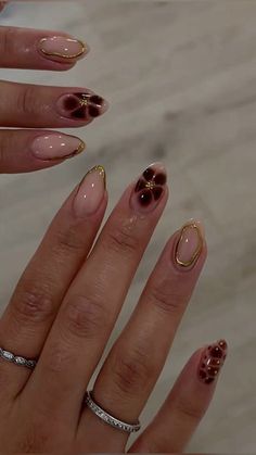 Red Nail Charms, Nails For Egypt Trip, Wedding Guests Nail Designs, Builder Gel Nails Design Almond, Gold Accent Acrylic Nails, Fall Nails Elegant, Sade Nails Aesthetic, Gold Chrome Nail Designs, Red And Gold Acrylics