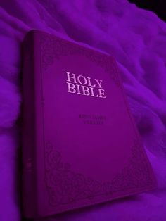 Picture Of Bible Aesthetic, Pink Christian Aesthetic, Purple Bible, Gods Child, Pink Bible, Journal Bible Quotes, Aesthetic Bible, Aesthetic Christian, Cute Bibles