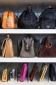 many different purses are lined up on shelves