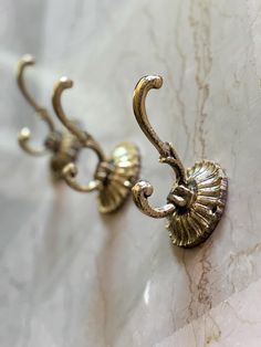 Add timeless elegance to your space with our handmade, unlacquered brass hook. Perfect for hallways, bathrooms, kitchens, or doors. Why Choose This Hook? *Adds a luxurious, vintage-inspired feel to any room *Ideal for coats, towels, bags, or decorative accents *Designed to complement both modern and traditional interiors Key Features *Material: 100% Solid Brass *Finish: Unlacquered brass that ages beautifully over time *Craftsmanship: Fully handmade by Moroccan artisans Upgrade your home decor w Unique Entryway, Brass Hooks, Brass Hook, Brass Antique, Hallway Kitchen, Unlacquered Brass, Time Design, Traditional Interior, Decorative Accents