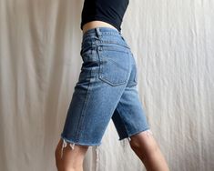 Vintage knee length frayed hem denim shorts. Drop crotch, classic 5 pocket styling, zipper and button closure. Model typically wears a size XS/S and is 5'6" (170cm) tall. ✏️ TAGS FIRE 100% cotton Size 30 Made in Italy ✂️ CONDITION  good vintage condition, cleaned and ready to wear. 📏 MEASUREMENTS measured laying flat, please double for circumference:  length 19 1/2" 49.5cm waist 13 1/2" 34cm hips 18 1/2" 47cm rise 11 1/2" 29cm inseam 9" 23cm 📌 PLEASE NOTE If you're in doubt, please ask for mor Drop Crotch Jeans, Light Wash Denim Shorts, Jean Vintage, Short En Jean, Light Wash Denim, Cut Off Shorts, Jeans Shorts, Short Outfits, Halloween Shopping