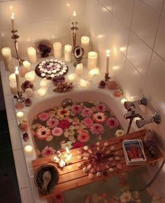 Luxury bath with flowers and candles Womb Ritual, Womb Energy, Bath Goals, Cottage Shabby Chic, Bohemian Inspiration, Inspiration Tattoos