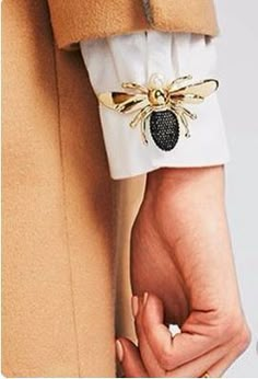 Diy Jewelry Projects, 자수 디자인, Crisp White Shirt, Winter Trends, White Shirts, Mode Inspiration, Jewelry Projects, Fashion Details, Diy Fashion