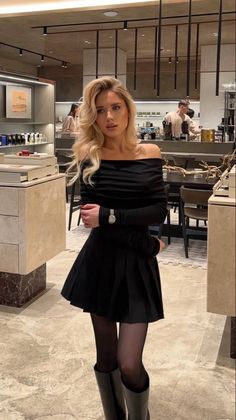 All Black Outfit Fall, Vsco Girl Aesthetic, Cute Pose, Overalls Outfit, Effortlessly Chic Outfits, Vsco Girl, Dinner Outfits, Cute Fall Outfits, Pose Ideas